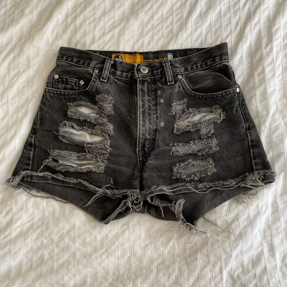 Black ‘silver tab’ Levi shorts size 26